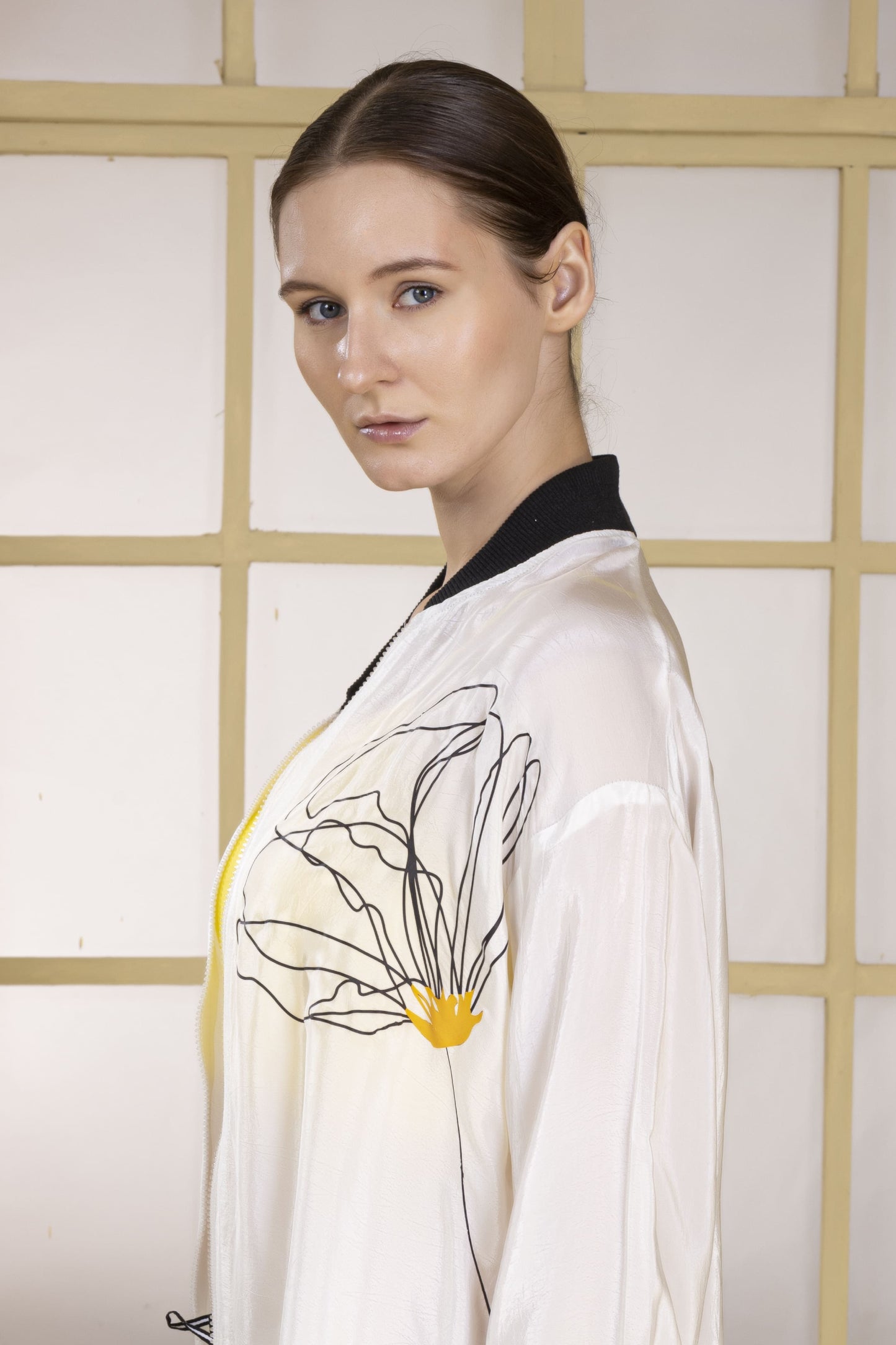Shirt jacket in bamboo crepe with a wild peony print on the front in black & yellow. Cuff in gold and black weave.