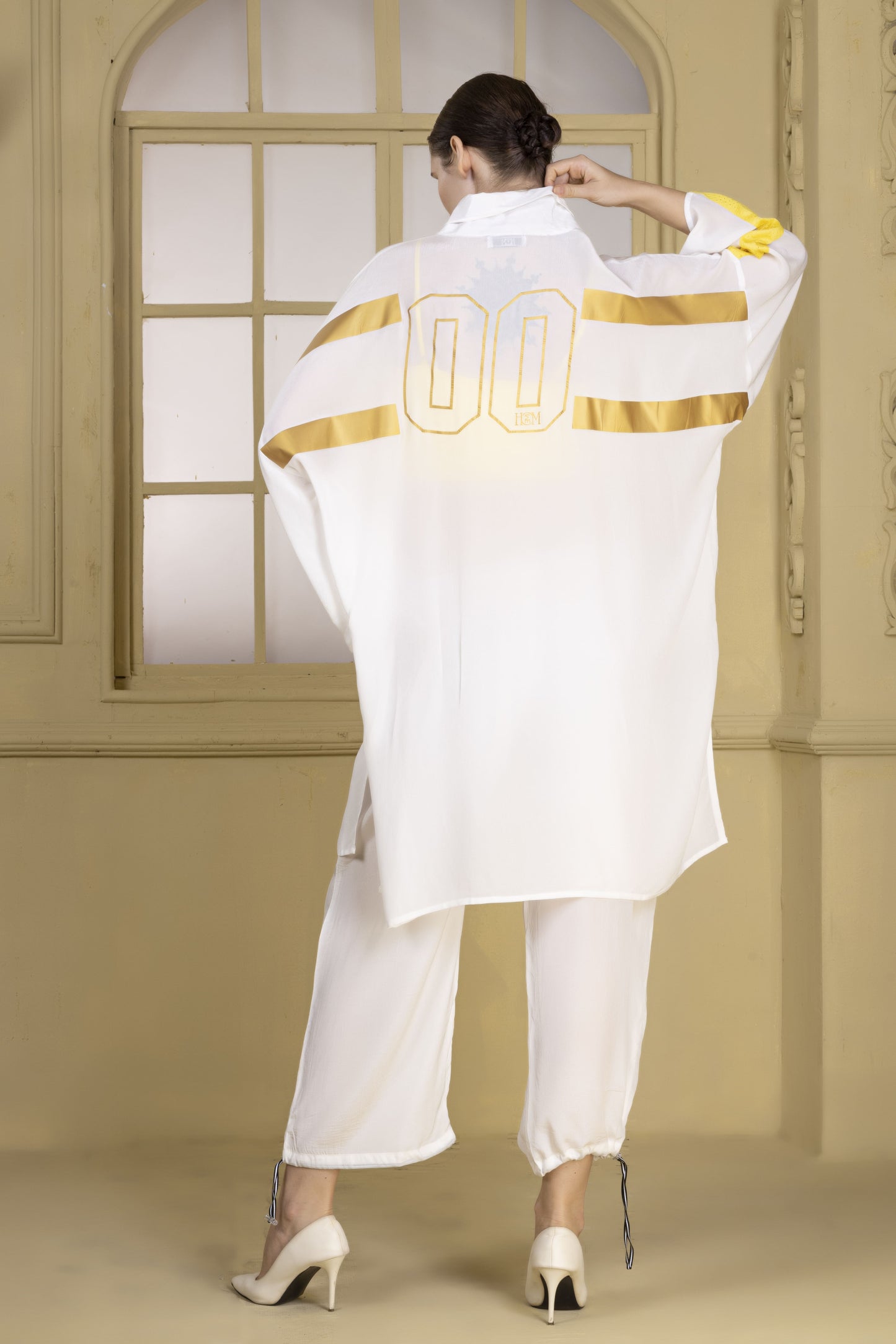 White Kimono in bamboo crepe with print in gold & black mesh strip on the sleeve