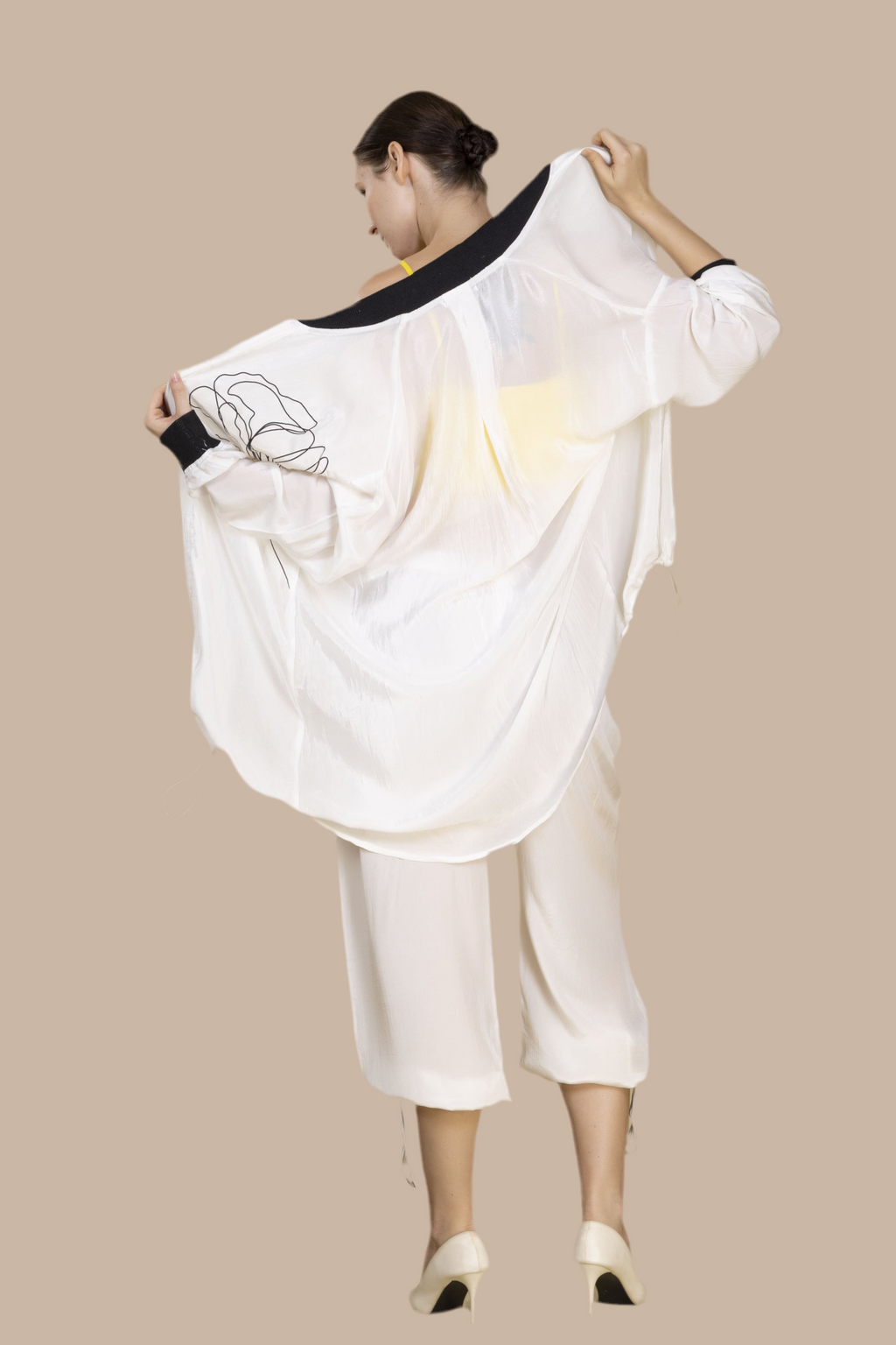 Shirt jacket in bamboo crepe with a wild peony print on the front in black & yellow. Cuff in gold and black weave.