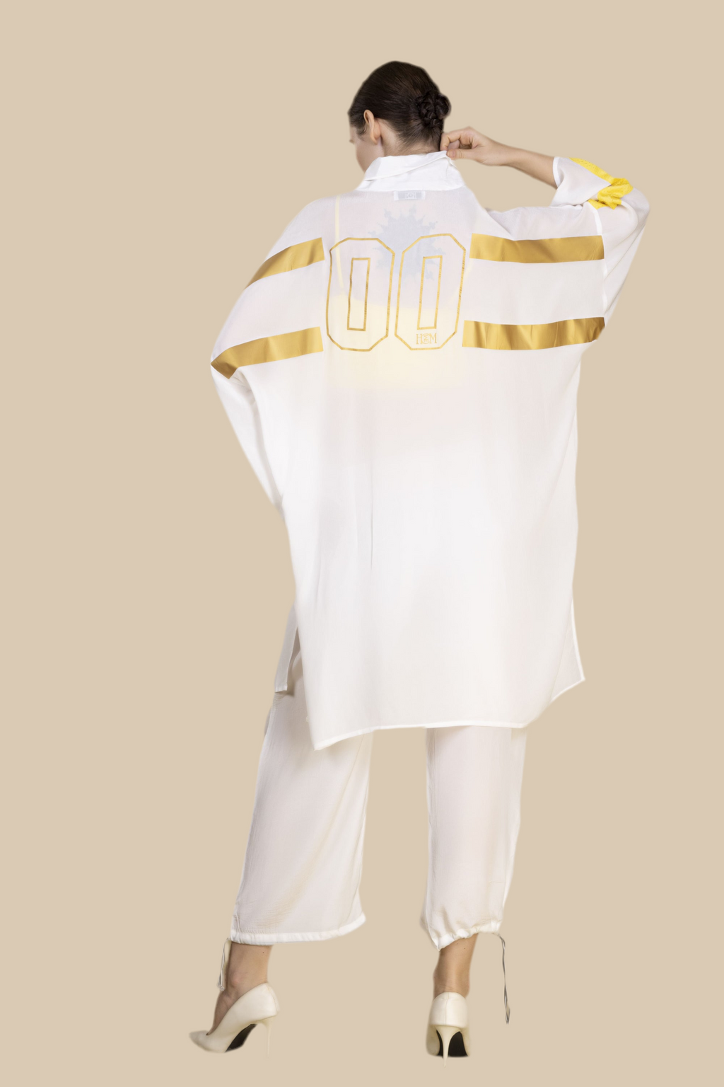 White Kimono in bamboo crepe with print in gold & black mesh strip on the sleeve
