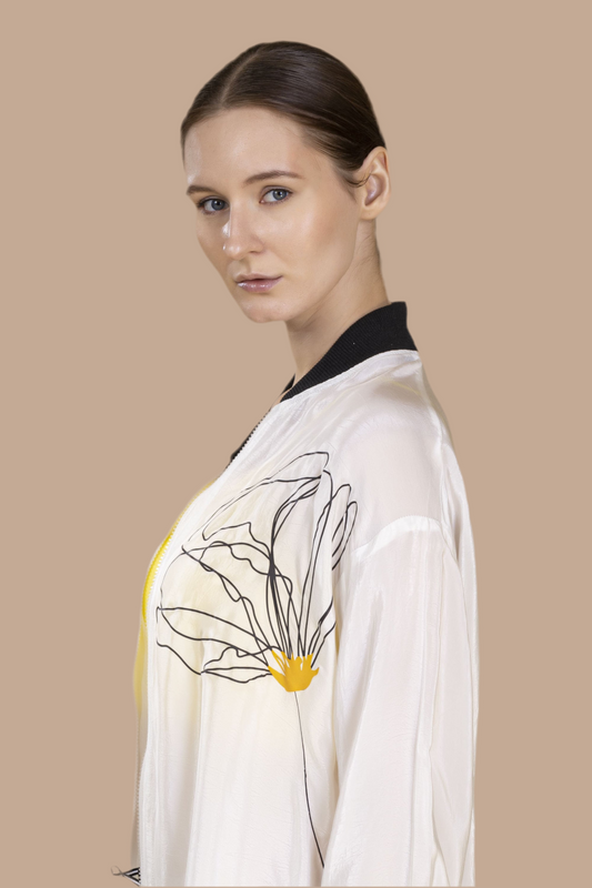 Shirt jacket in bamboo crepe with a wild peony print on the front in black & yellow. Cuff in gold and black weave.