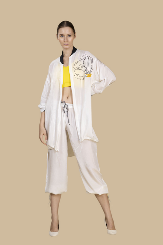 Shirt jacket in bamboo crepe with a wild peony print on the front in black & yellow. Cuff in gold and black weave.